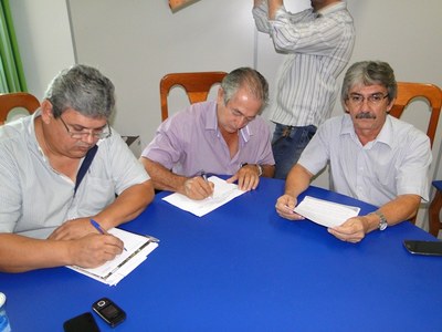 Vereador João Pinto despacha com prefeito e representante do governo do estado.