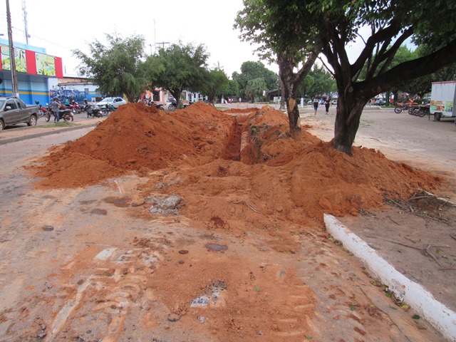 Galerias são desobstruídas e entorno da  Praça dos Colonizadores será recapeado.