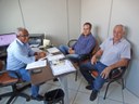 Vereador Hélio Castão defende professores do ensino básico em reunião mantida com o prefeito de Juara.